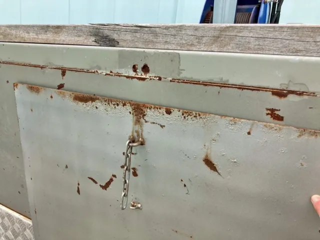 ウインチのフタを開いた際の留め具が不良です。|いすゞ フォワード QPG-FTR34S2の写真15