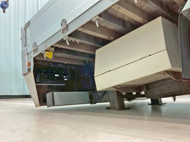 ボディー運転席側後方に工具箱が付いています。|いすゞ フォワード QPG-FTR34S2の写真16