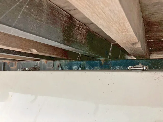 工具箱ロック上部の横ネタは削り加工されています。|いすゞ フォワード QPG-FTR34S2の写真17