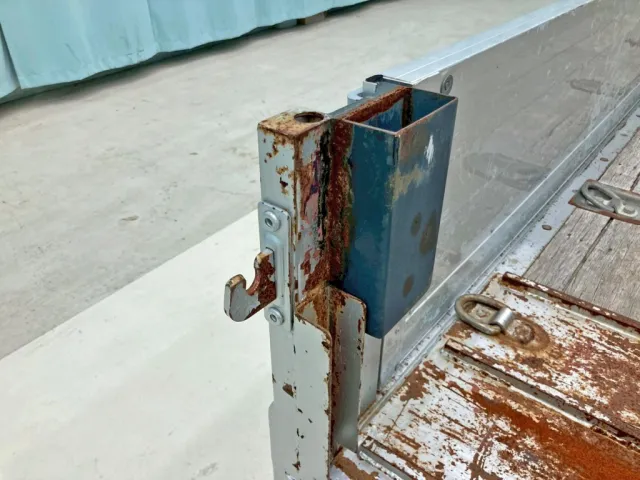 助手席側リヤ柱内側に角パイプが取り付けられています。|いすゞ フォワード QPG-FTR34S2の写真19