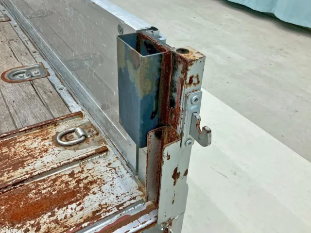 運転席側リヤ柱内側に角パイプが取り付けられています。|いすゞ フォワード QPG-FTR34S2の写真20