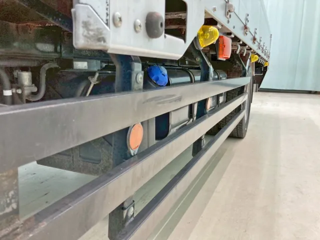 助手席側サイドバンパーに引きキズがあります。|いすゞ フォワード QPG-FTR34S2の写真22