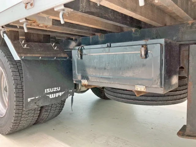 ボディー助手席側後方に工具箱が付いています。|いすゞ フォワード QPG-FTR34S2の写真23