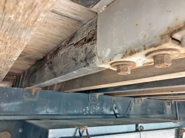 工具箱上部の横ネタに割れがあります。|いすゞ フォワード QPG-FTR34S2の写真24