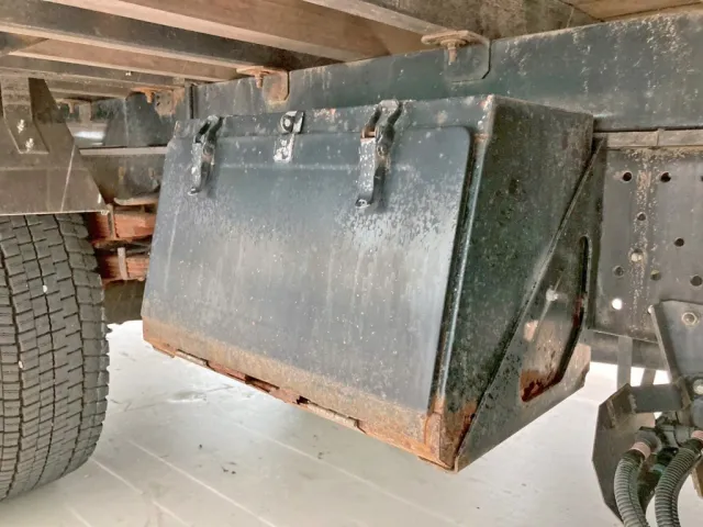 ボディー運転席側中央部に工具箱が付いています。|いすゞ フォワード QPG-FTR34S2の写真25