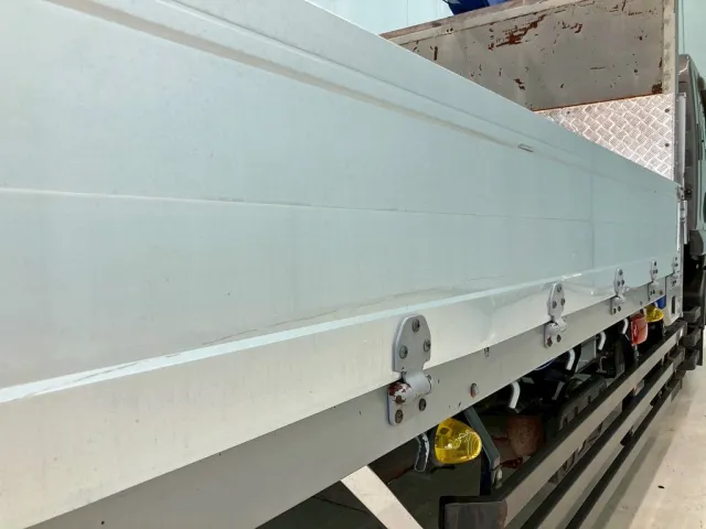 運転席側アオリ中央部に引きキズがあります。|いすゞ フォワード QPG-FTR34S2の写真27