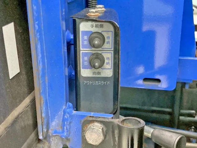アウトリガーの張出・格納の操作スイッチです。|いすゞ フォワード QPG-FTR34S2の写真29