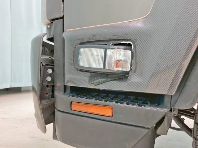 助手席側ドアフラッシャー取付部に割れがあります。|いすゞ フォワード QPG-FTR34S2の写真33