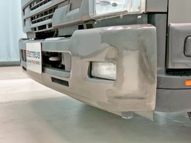 フロントバンパー助手席側にキズ・ヘコミ・手塗り箇所があります。|いすゞ フォワード QPG-FTR34S2の写真34