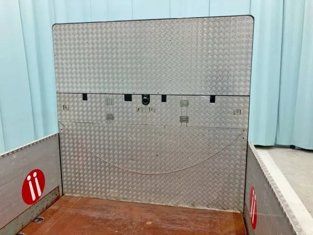 プロテクターに縞板アルミが張られています。|日野 レンジャー LDG-GK8JRAAの写真14