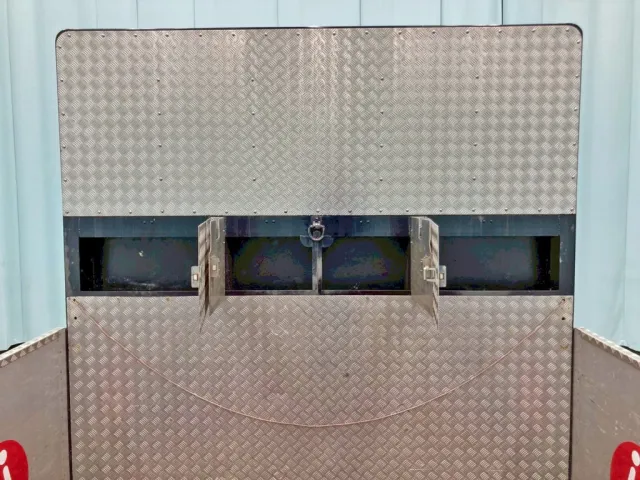 プロテクターに物入れが付いています。|日野 レンジャー LDG-GK8JRAAの写真15