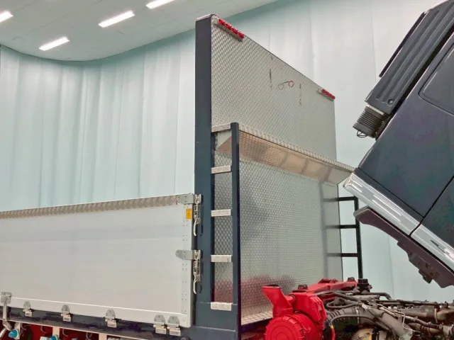 前壁にウロコステンが張られています。|日野 レンジャー LDG-GK8JRAAの写真16