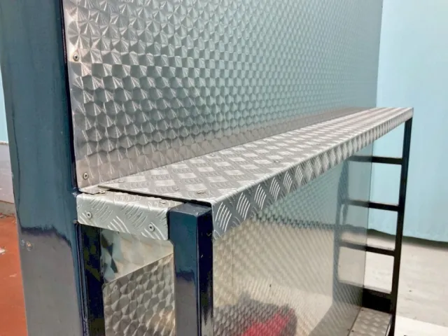 ハシゴ上部に縞板アルミが張られています。|日野 レンジャー LDG-GK8JRAAの写真17