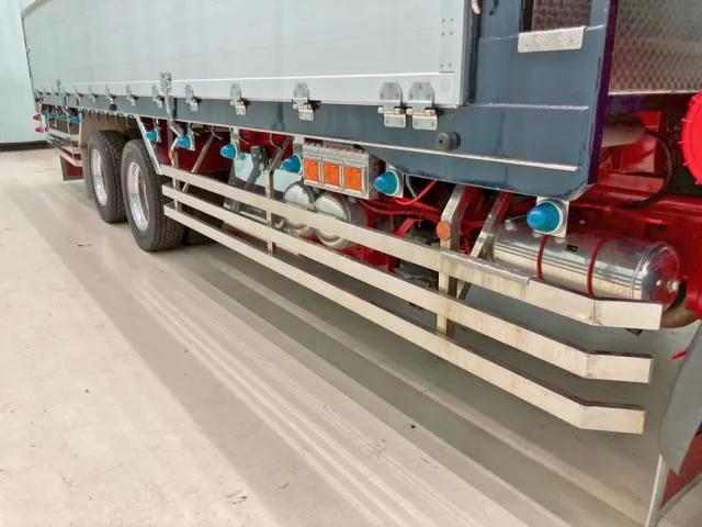 サイドバンパー・フェンダーはステンレス製です。|日野 レンジャー LDG-GK8JRAAの写真19