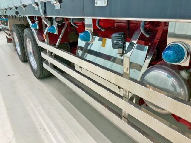 ボディー運転席側中央部にステンレス製の工具箱が付いています。|日野 レンジャー LDG-GK8JRAAの写真20