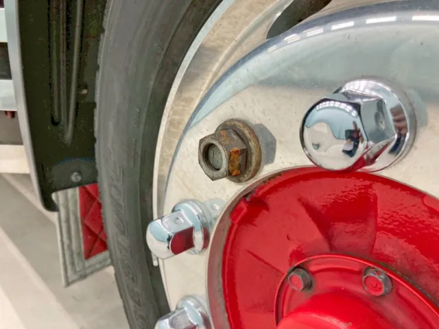 1軸目はアルミホイールを履いていますが、クリップボルトはスチール用です。|日野 レンジャー LDG-GK8JRAAの写真23