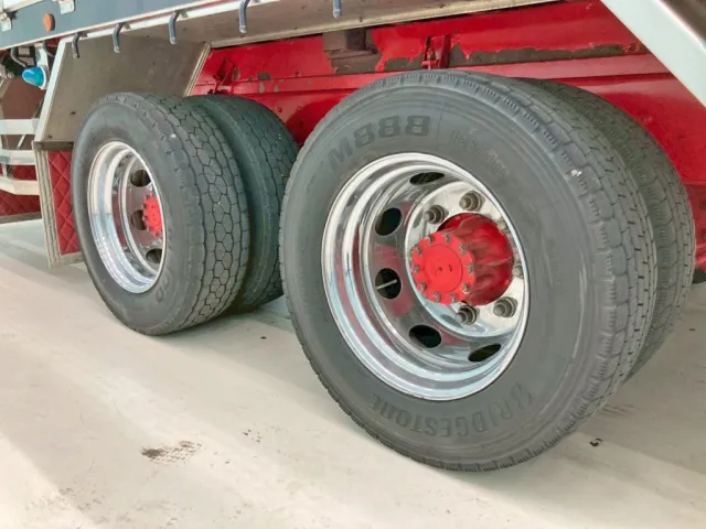 2・3軸目はメッキホイールを履いています。|日野 レンジャー LDG-GK8JRAAの写真24