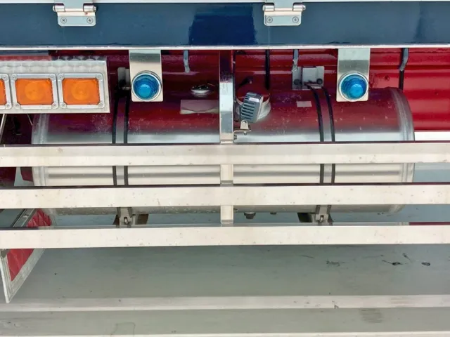 燃料タンクは、アルミ製・円柱型で194Lです。|日野 レンジャー LDG-GK8JRAAの写真25