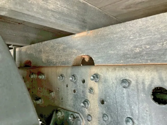 助手席側2軸目上部縦ネタ・横ネタ結合ボルトに緩みがあります。(締まらない)|三菱 ファイター TKG-FK64F(2WD)の写真7