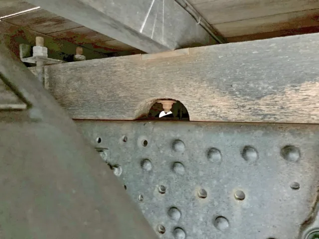 運転席側2軸目上部縦ネタ・横ネタ結合ボルトに緩みがあります。(締まらない)|三菱 ファイター TKG-FK64F(2WD)の写真8