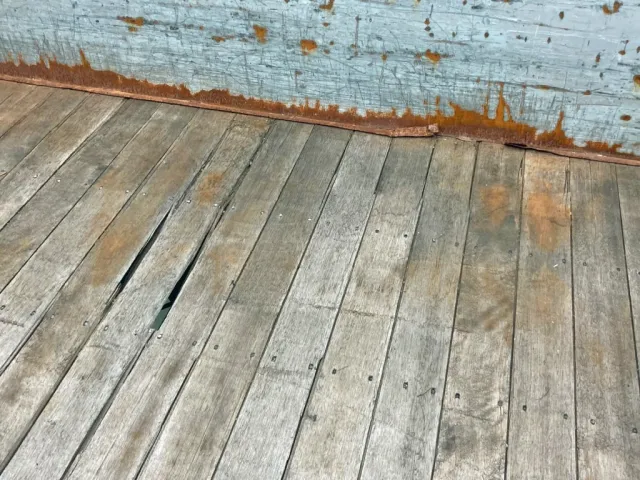 床板前方に割れ 及び プロテクター下部ステーに一部めくれがあります。|三菱 ファイター TKG-FK64F(2WD)の写真14