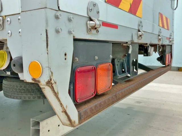 助手席側当たりゴムが欠品しています。|三菱 ファイター TKG-FK64F(2WD)の写真16