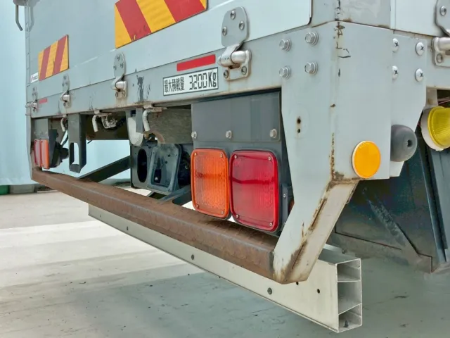 運転席側当たりゴムが欠品しています。|三菱 ファイター TKG-FK64F(2WD)の写真17