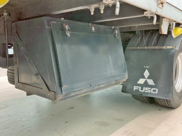 ボディー運転席側後方に工具箱が付いています。|三菱 ファイター TKG-FK64F(2WD)の写真20