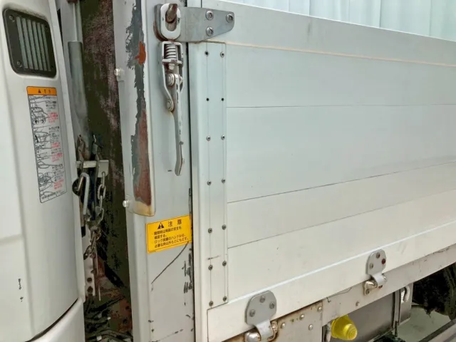 助手席側アオリ前方のリベットが一部欠品しています。|三菱 ファイター TKG-FK64F(2WD)の写真22