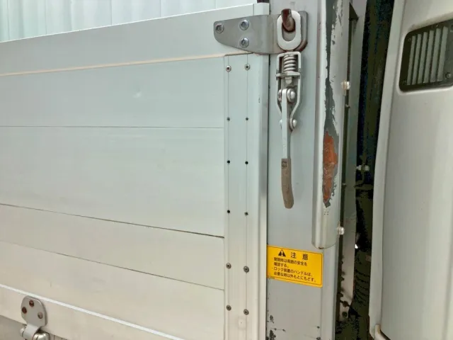 運転席側アオリ前方のリベットが一部欠品しています。|三菱 ファイター TKG-FK64F(2WD)の写真24