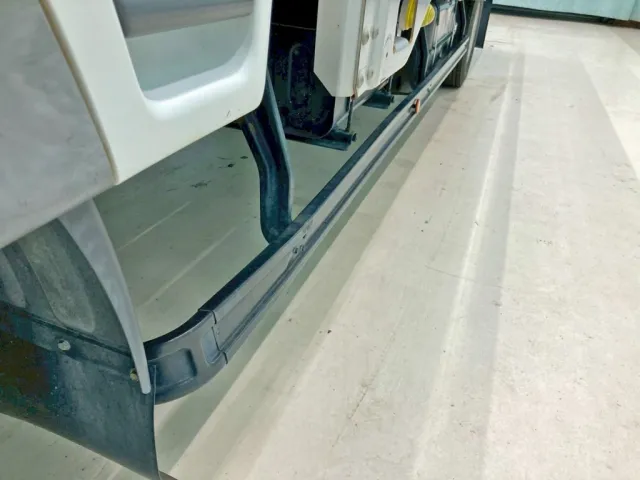 助手席側サイドバンパーに曲がりがあります。|三菱 ファイター TKG-FK64F(2WD)の写真28