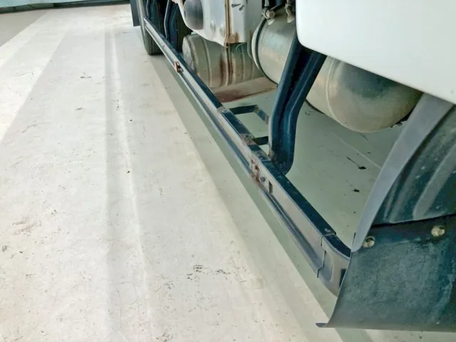 運転席側サイドバンパーに曲がりがあります。|三菱 ファイター TKG-FK64F(2WD)の写真29