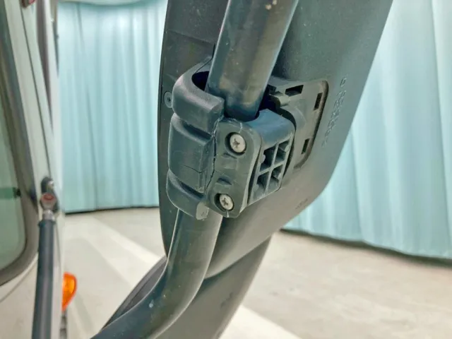 助手席側サイドミラー取り付け部に割れがあります。|三菱 ファイター TKG-FK64F(2WD)の写真31