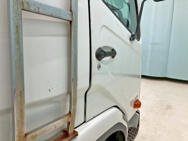 運転席ドアにスキマがあります。|三菱 ファイター TKG-FK64F(2WD)の写真34