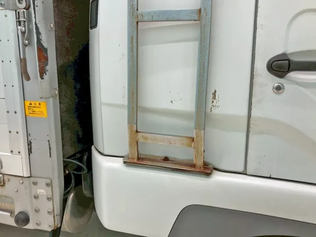 運転席側クォーターパネル下部にキズがあります。|三菱 ファイター TKG-FK64F(2WD)の写真35