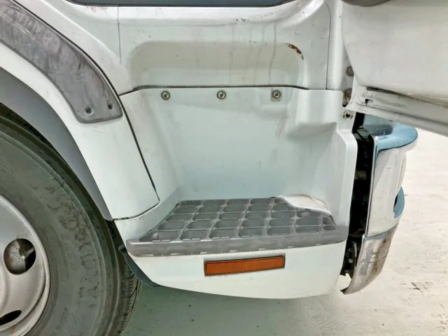 運転席側ステップ周辺パネルに浮きがあります。|三菱 ファイター TKG-FK64F(2WD)の写真36