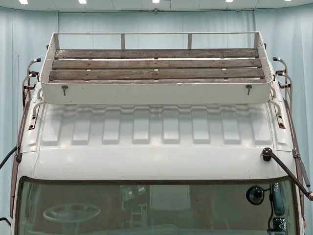 ルーフにシートデッキが付いています。|三菱 ファイター TKG-FK64F(2WD)の写真43