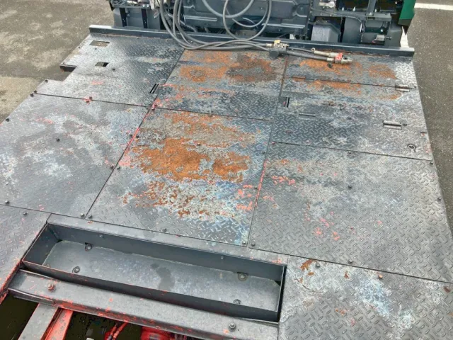 踊り場前方にサビがあります。|いすゞ ギガ QDG-EXZ52BJの写真11