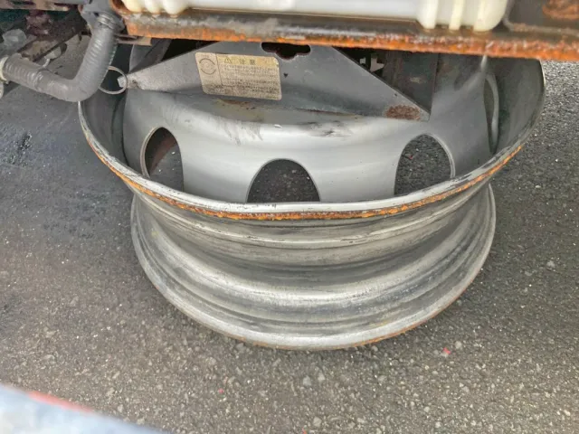 スペアタイヤゴム欠品・ホイールに曲がりがあります。|いすゞ ギガ QDG-EXZ52BJの写真16