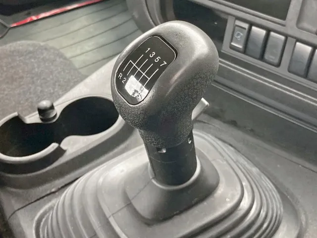 Low ⇔ high切り替えスイッチ付きのマニュアル16速です。|いすゞ ギガ QDG-EXZ52BJの写真22