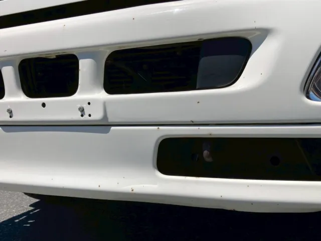 フロントバンバーに飛びキズが点々と有ります|日野 レンジャー TKG-FC9JKAA(2WD)の写真27