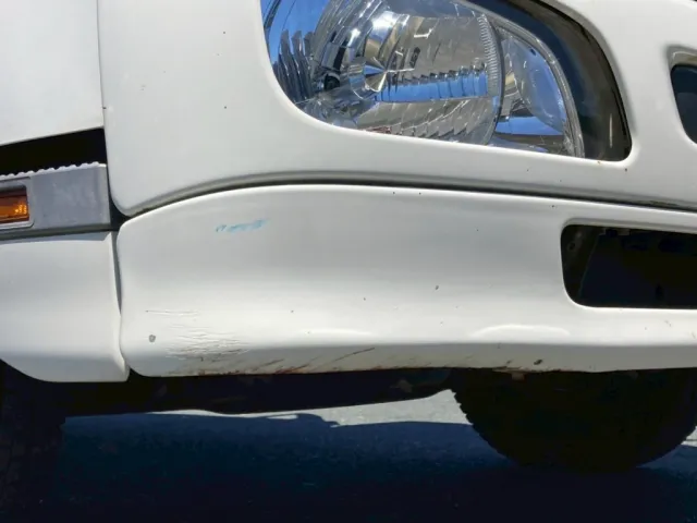 フロントバンバー右スカート部にもすり傷が有ります|日野 レンジャー TKG-FC9JKAA(2WD)の写真28