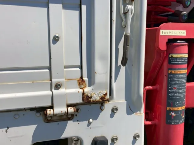 右ボデーアオリ角に腐食が有ります|日野 レンジャー TKG-FC9JKAA(2WD)の写真29