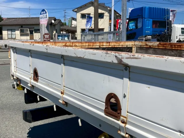 右ボディー上縁にすり傷、ロープ穴にサビが有ります|日野 レンジャー TKG-FC9JKAA(2WD)の写真30