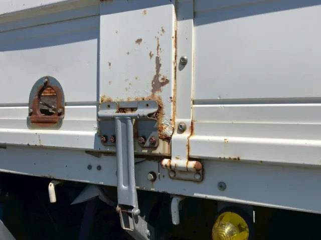 セイコーラック取り付け部にサビが有ります|日野 レンジャー TKG-FC9JKAA(2WD)の写真31