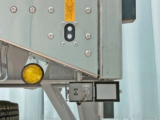 ウイングの開閉 及び メインスイッチです。|トレクス PFB34118の写真15