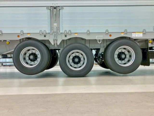 リフトアクスル機能付きです。(1・3軸目がリフトアップします)|トレクス PFB34118の写真17