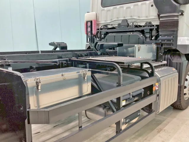 運転席側にステンレス製の工具箱が2つ付いています。|三菱 スーパーグレート 2PG-FV70HYの写真14