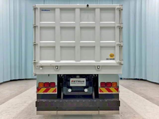 リヤ周りの状態です。(左右テールランプブラケットはステンレス製です)|三菱 スーパーグレート 2PG-FV70HYの写真16