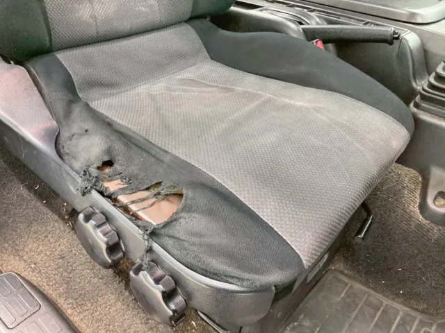 運転席座面にヘタリ・破れがあります。|日野 レンジャー TKG-FC9JGAA(2WD)の写真8